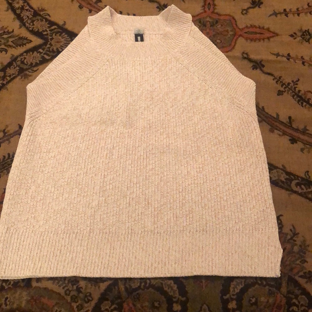Sleeveless top.New!